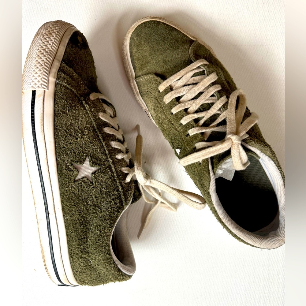Size 8 1/2 men's converse suede in green.